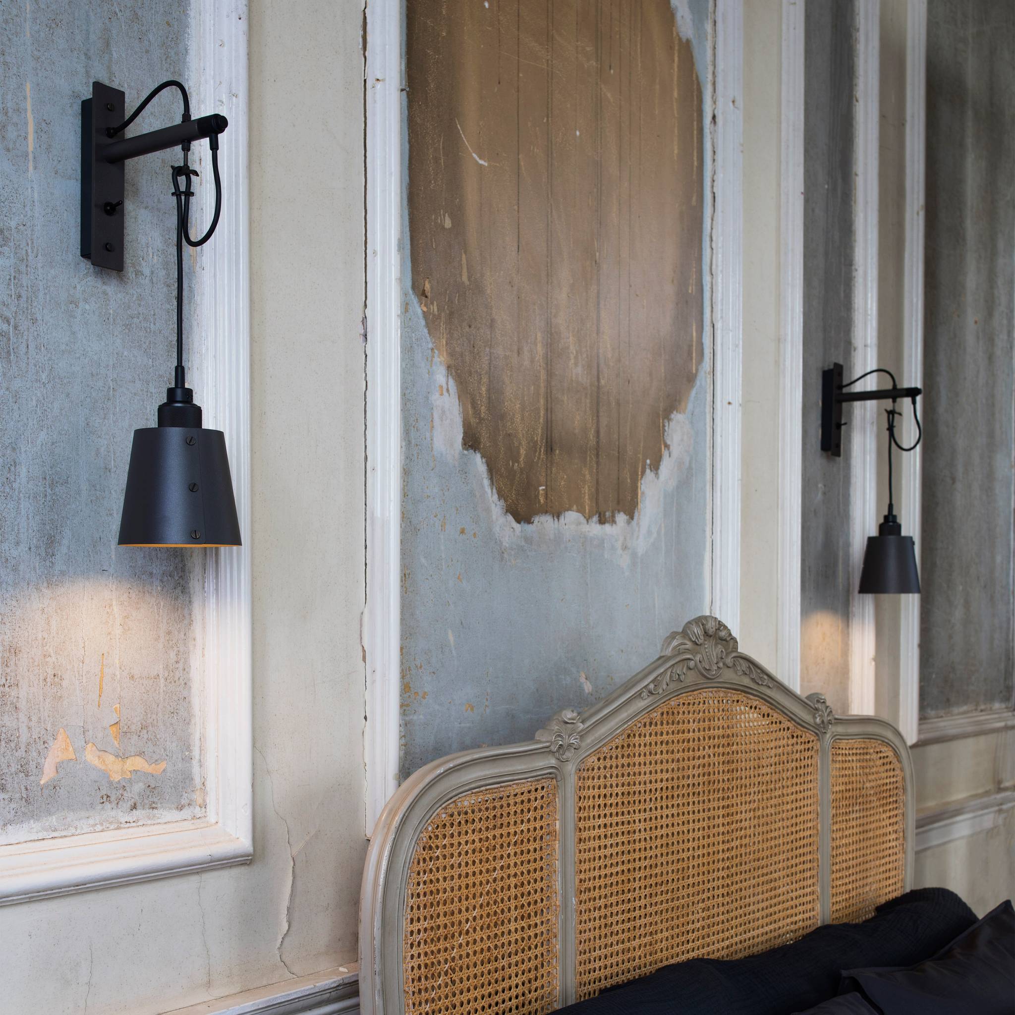 HOOKED WALL / CROSS / SMALL / GRAPHITE