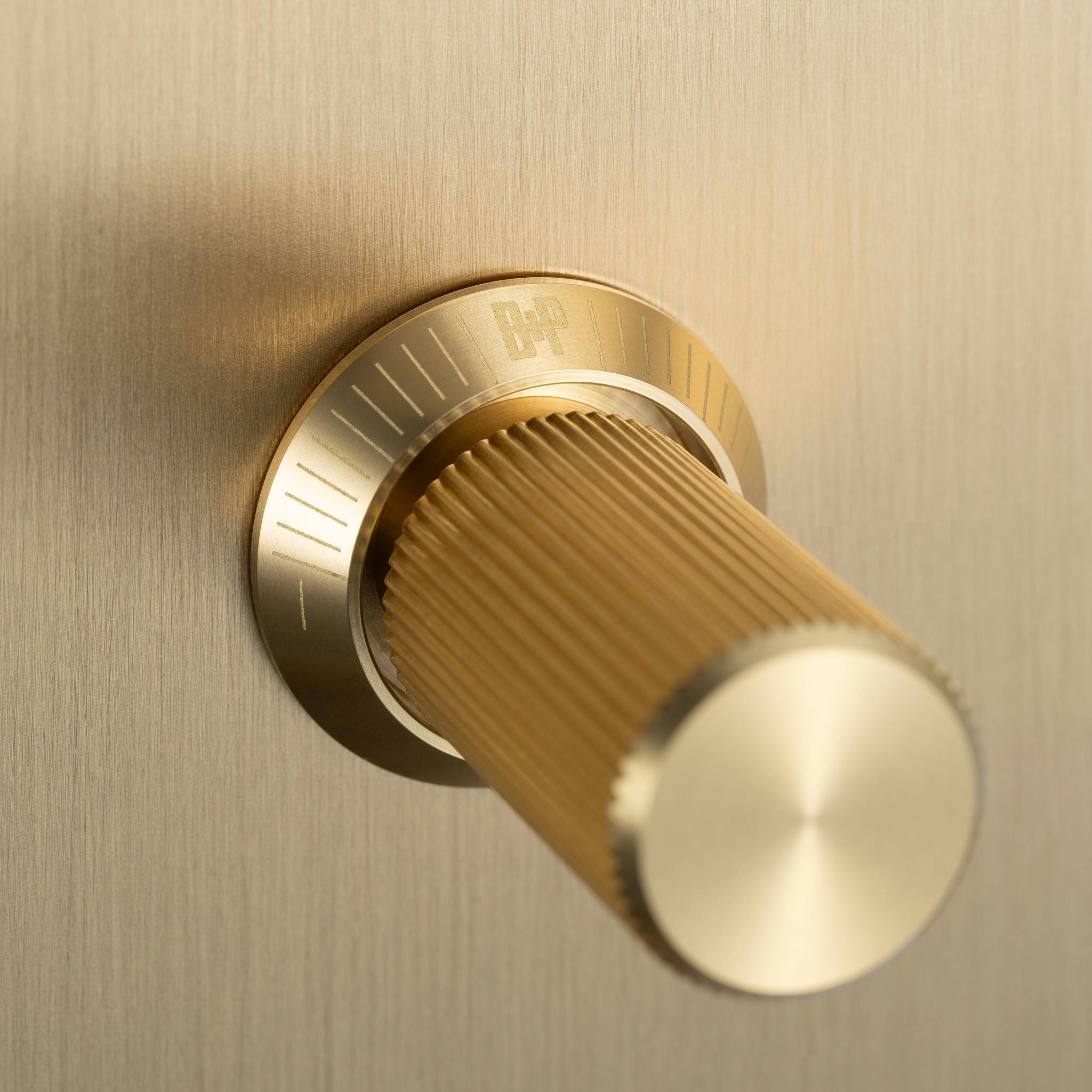 1G DIMMER / VERTICAL / 250W RETRACTIVE / LINEAR
