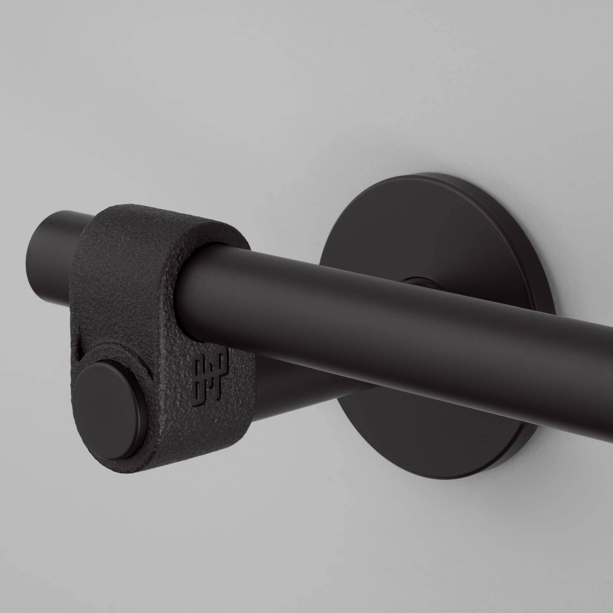 TOILET ROLL HOLDER / CAST