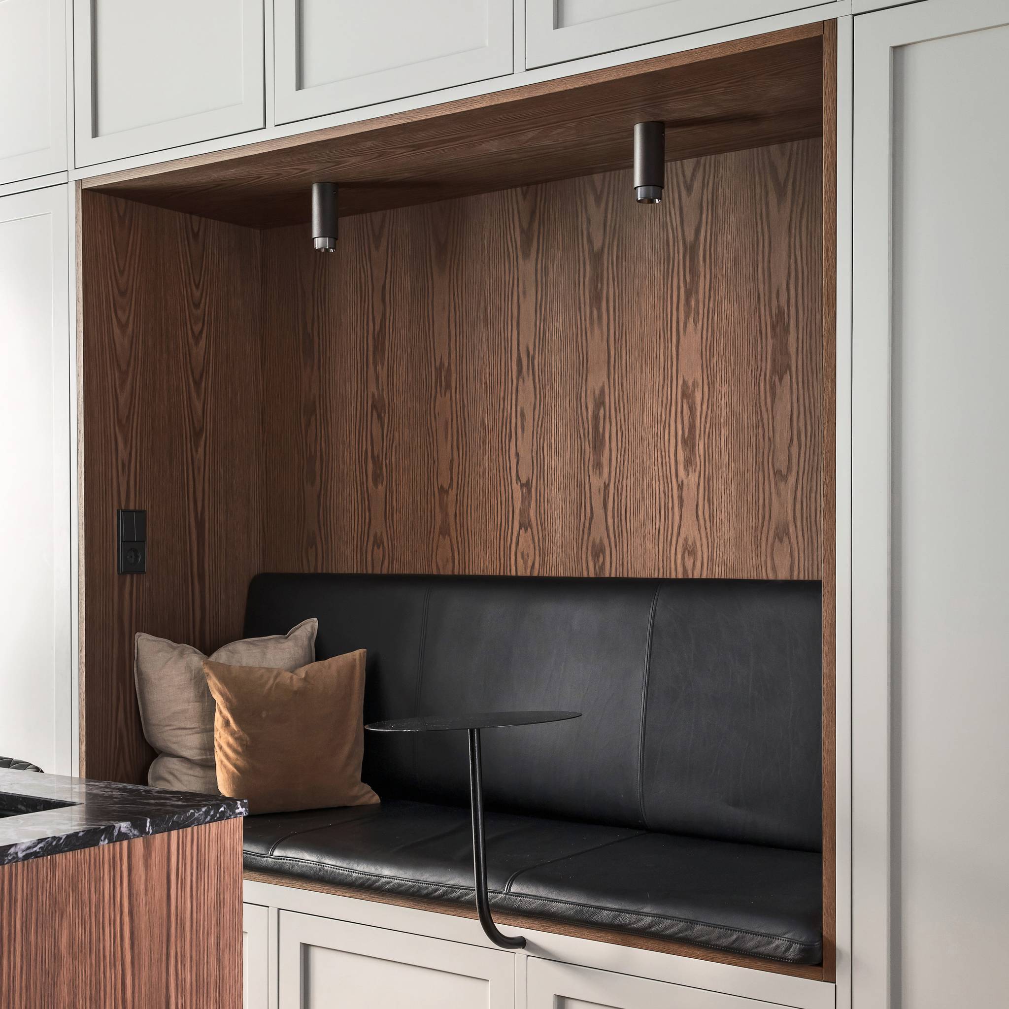 EXHAUST SURFACE / LINEAR / GRAPHITE