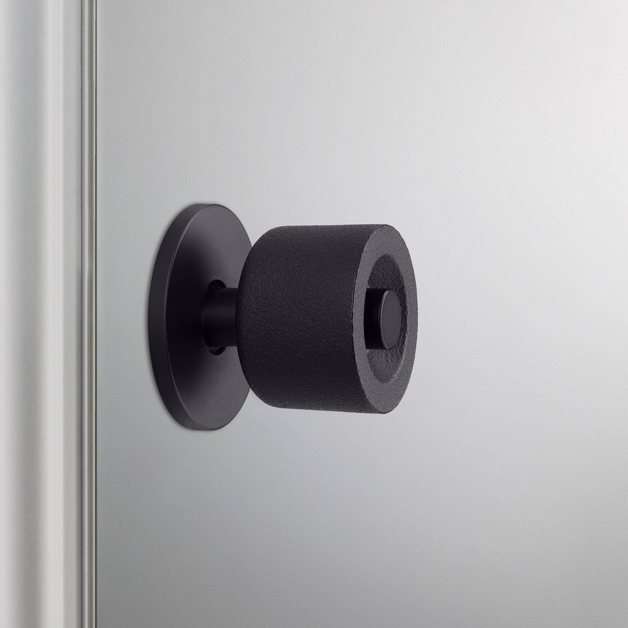 DOOR KNOB SET / CAST / LATCH INCLUDED