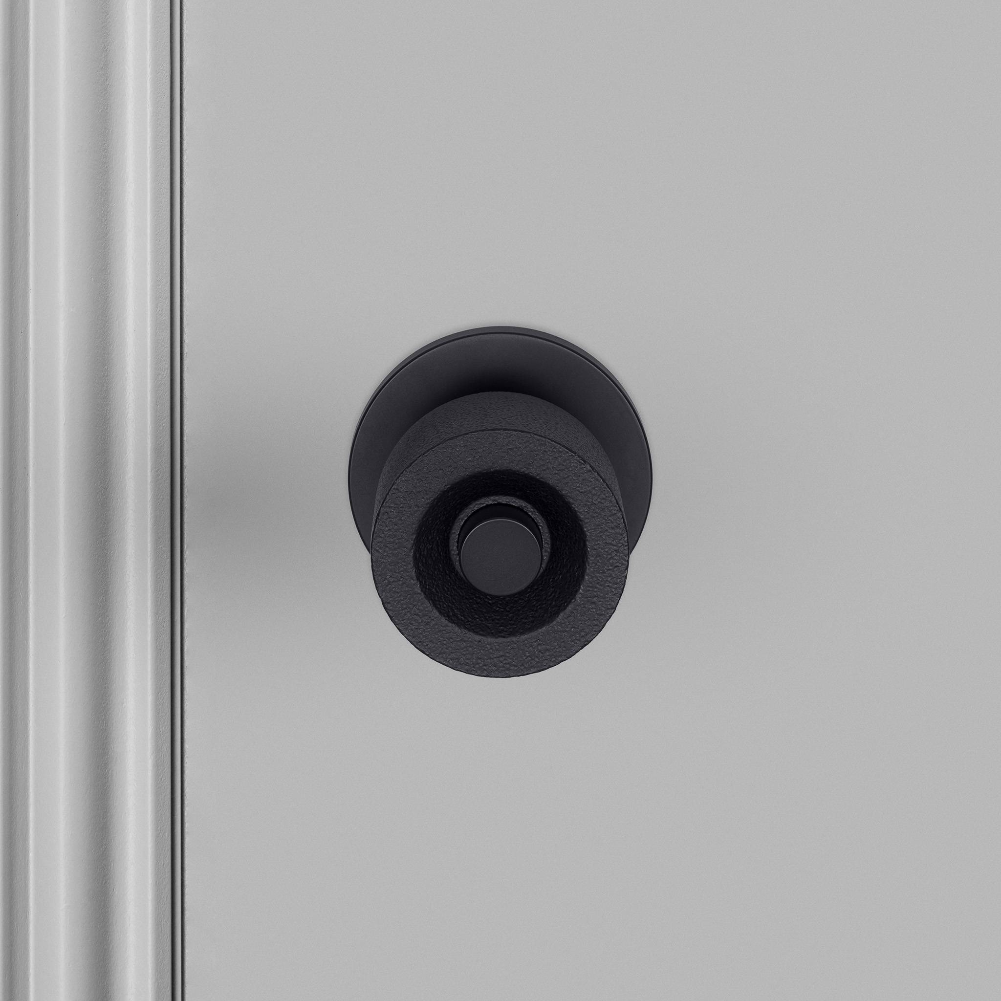 DOOR KNOB SET / CAST / LATCH INCLUDED