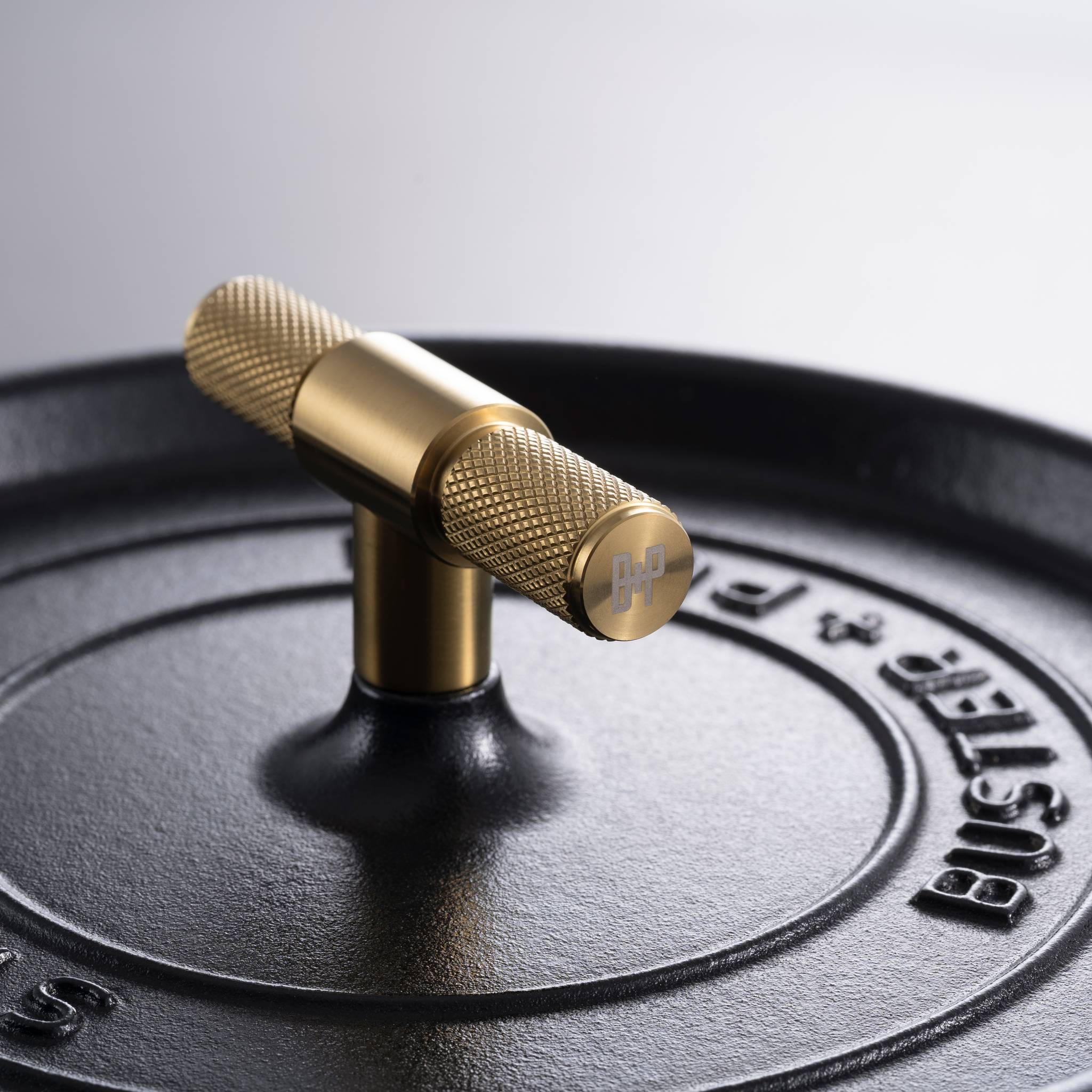 COCOTTE / 9.45 INCHES / CROSS / STAUB / BLACK