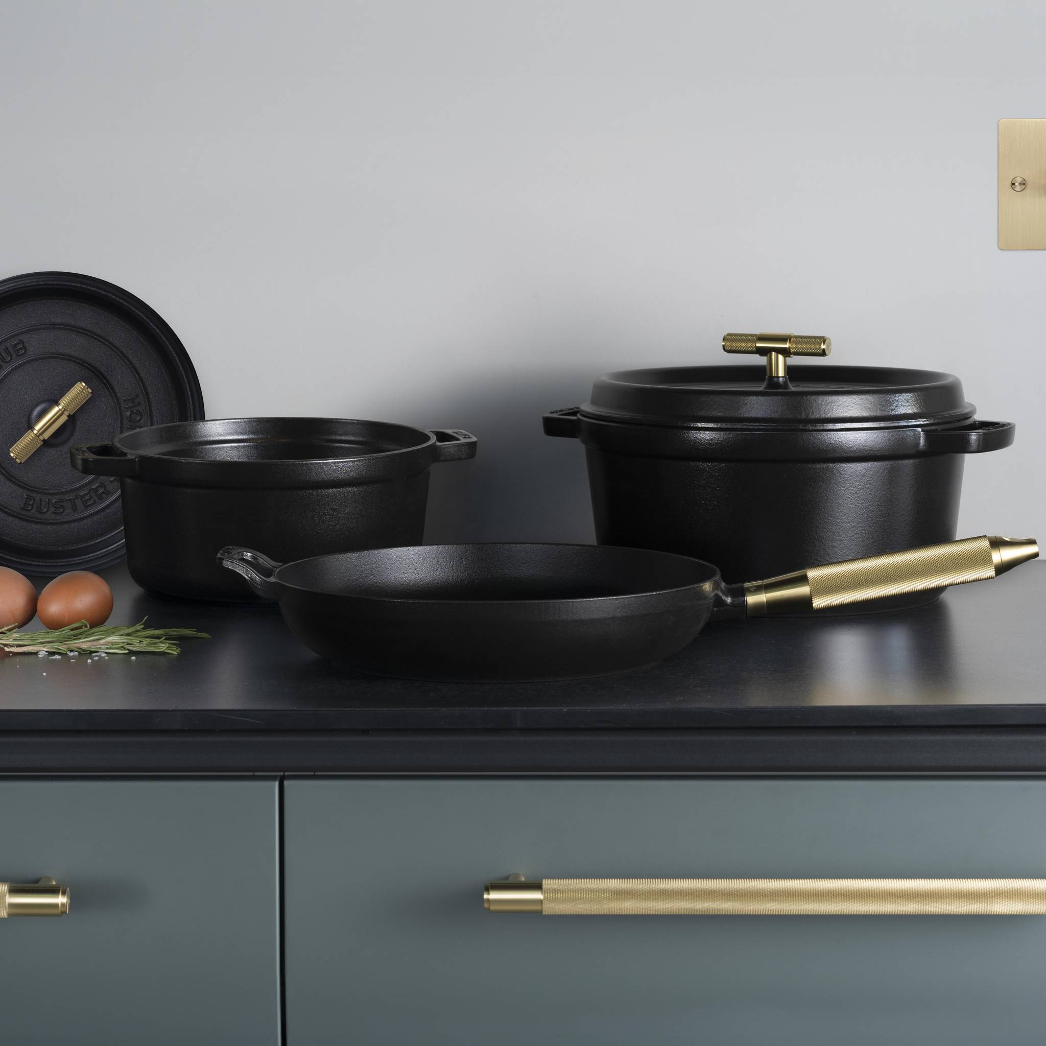 COCOTTE / 11.02 INCHES / CROSS / STAUB / BLACK
