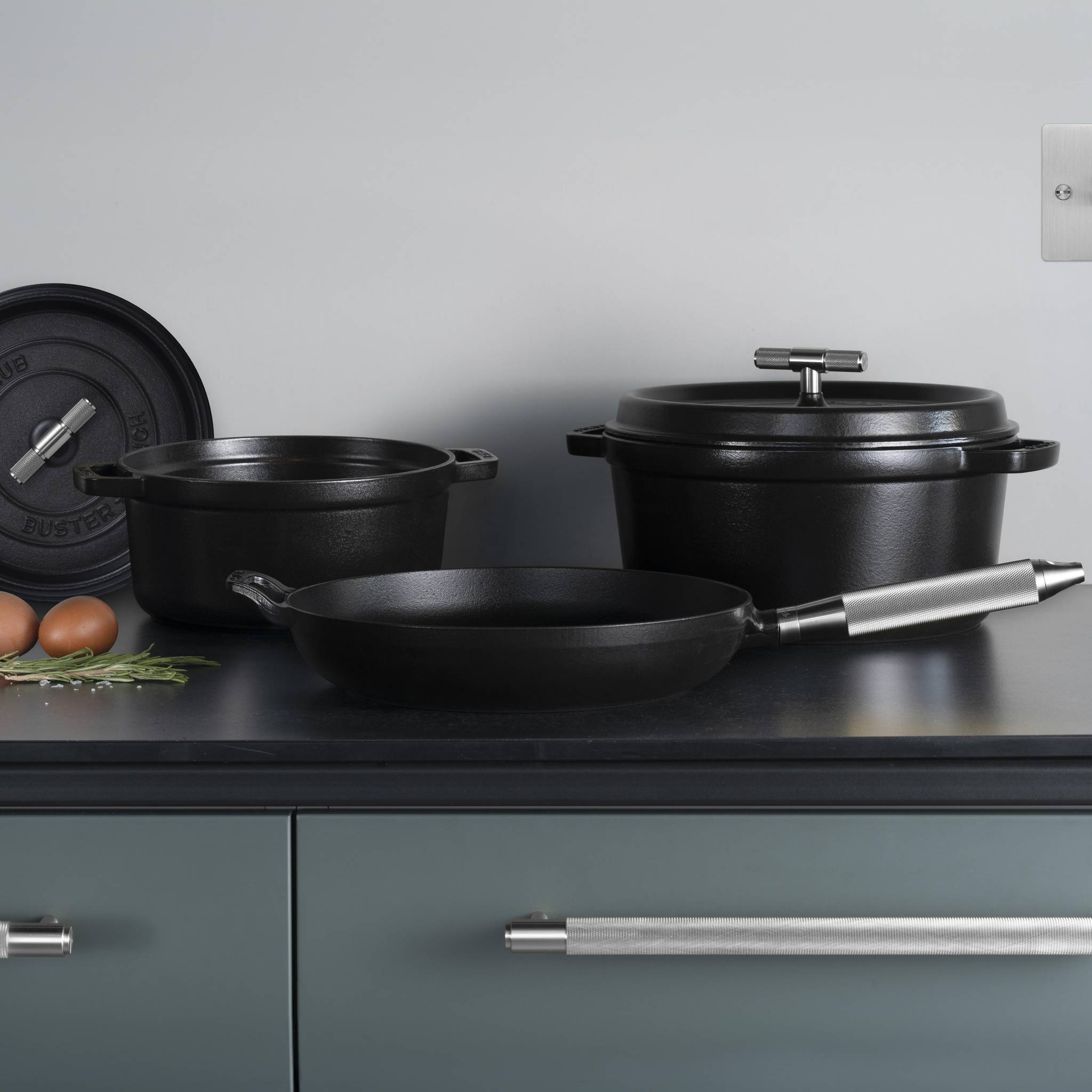 COCOTTE / 9.45 INCHES / CROSS / STAUB / BLACK