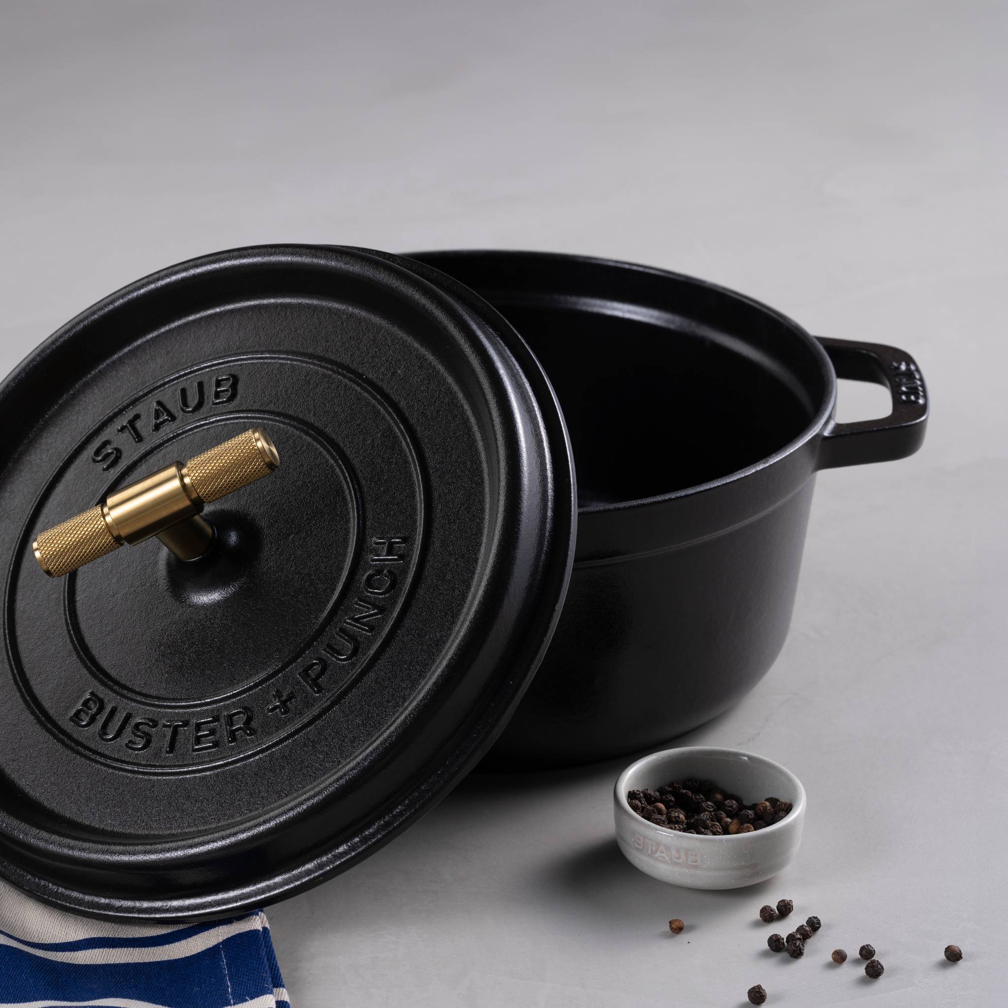 COCOTTE / 11.02 INCHES / CROSS / STAUB / BLACK