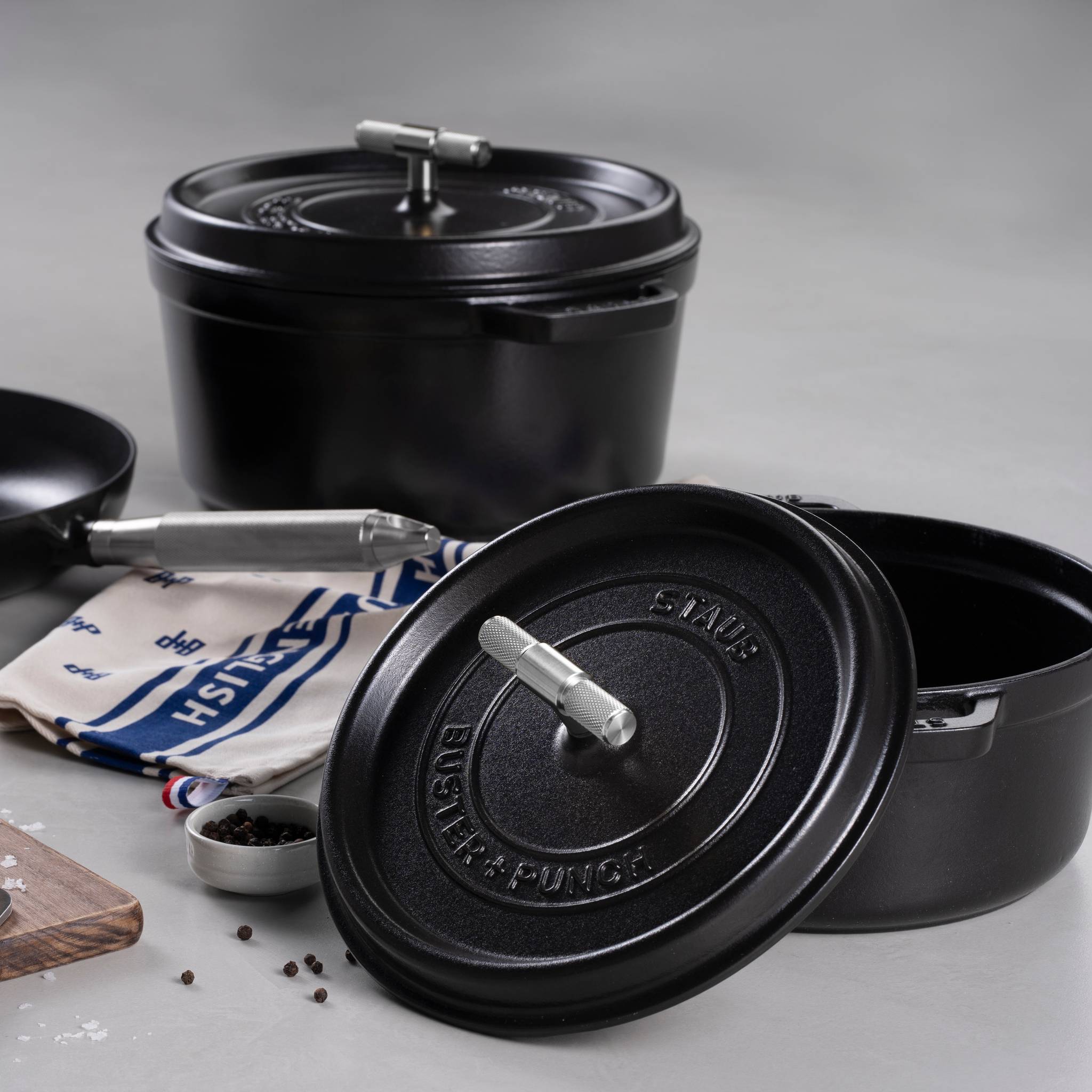 COCOTTE / 9.45 INCHES / CROSS / STAUB / BLACK