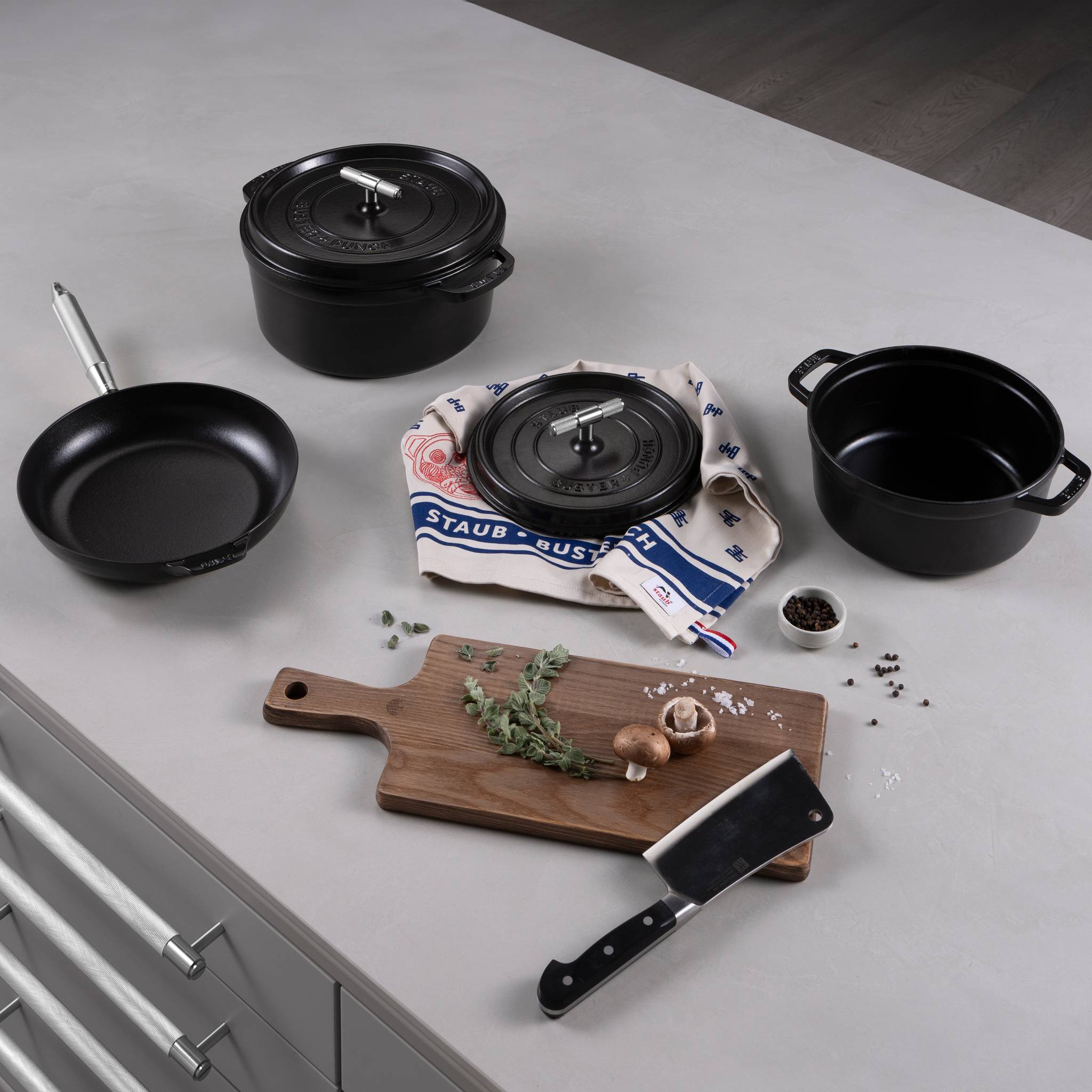 COCOTTE / 9.45 INCHES / CROSS / STAUB / BLACK