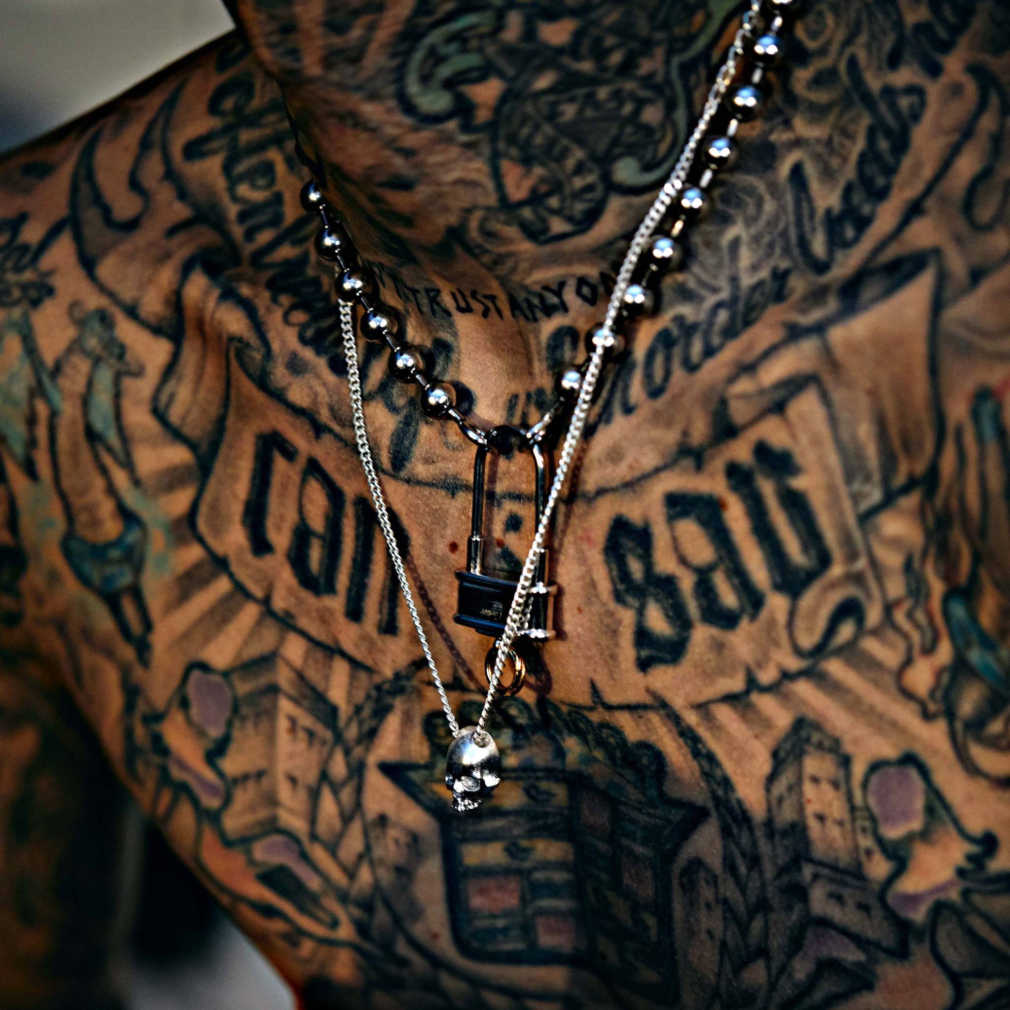 SKULL NECKLACE / TRAVIS BARKER