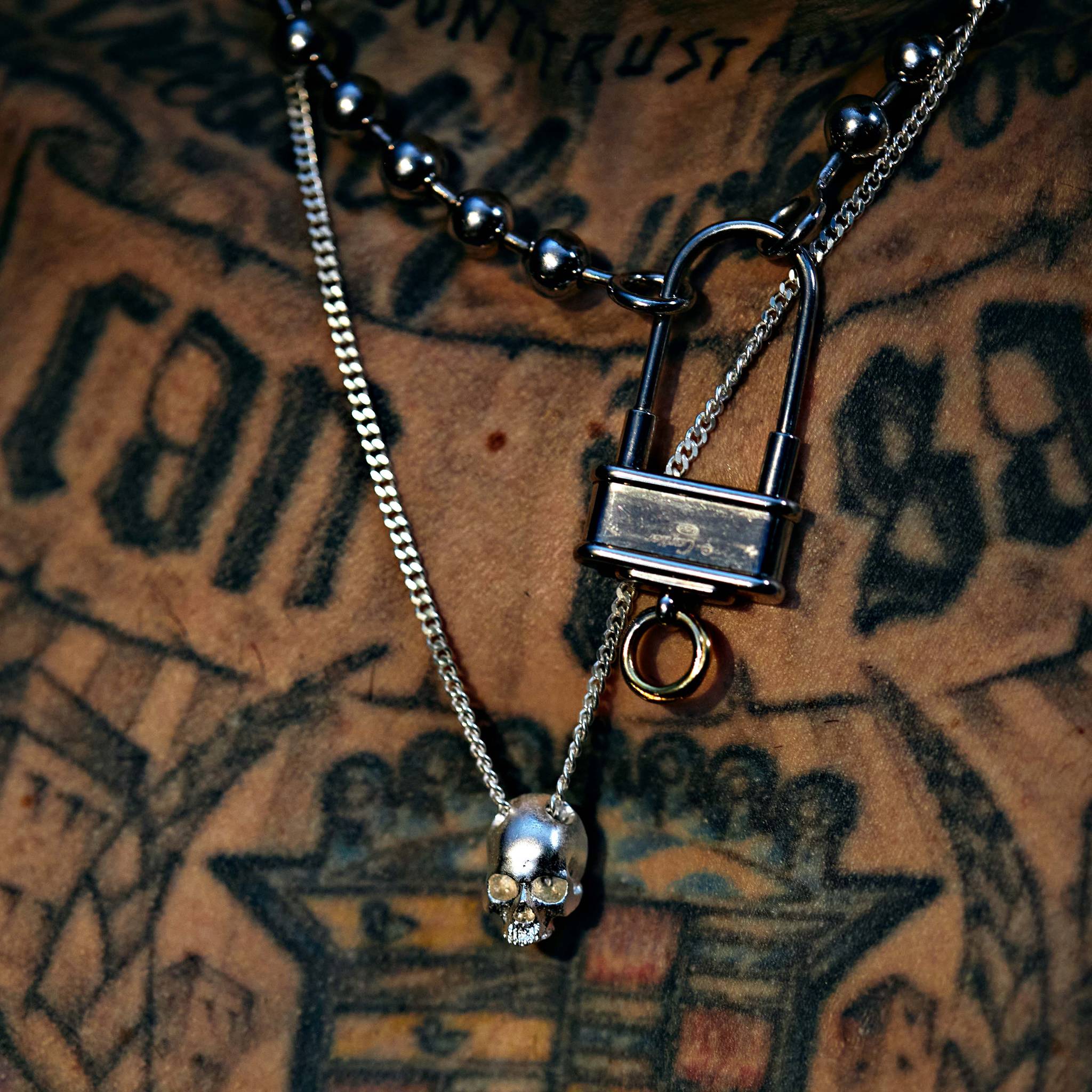 SKULL NECKLACE / TRAVIS BARKER