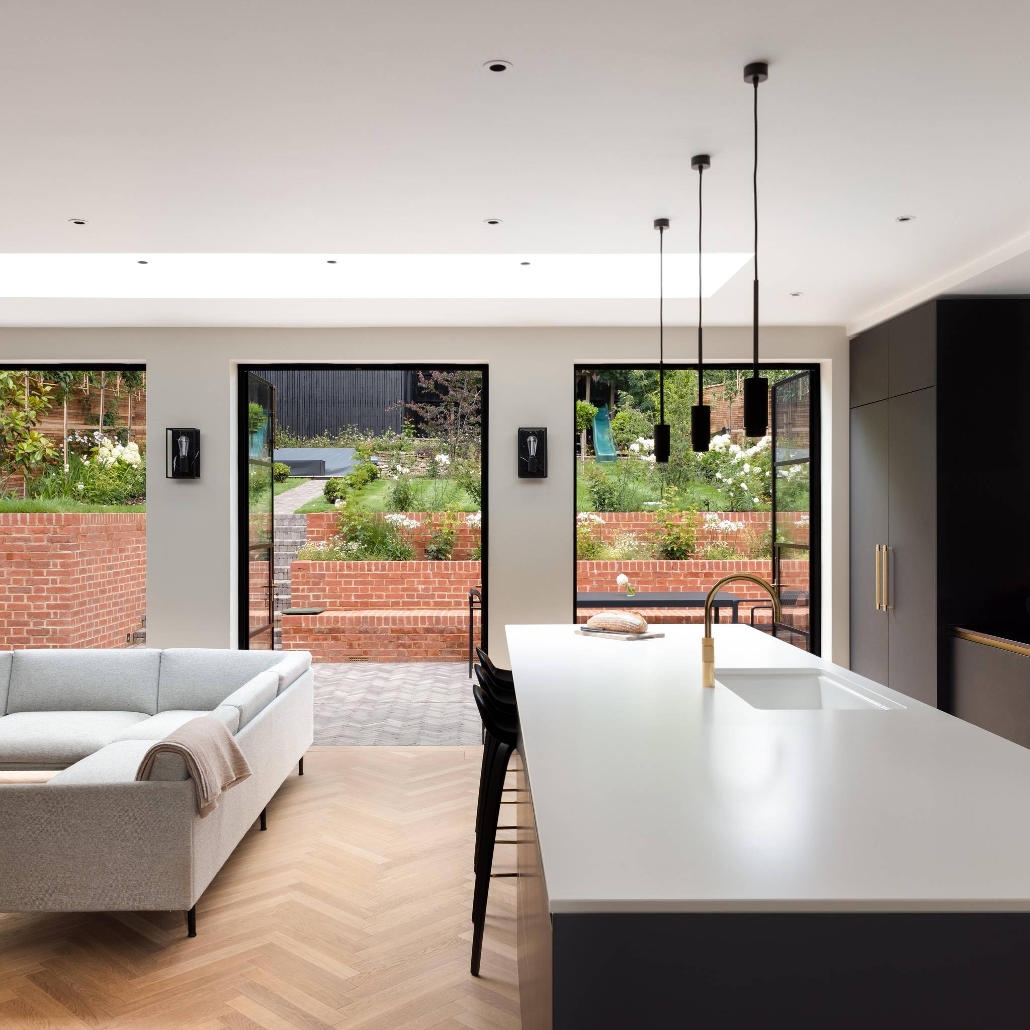 CAGED WALL / MEDIUM / CROSS