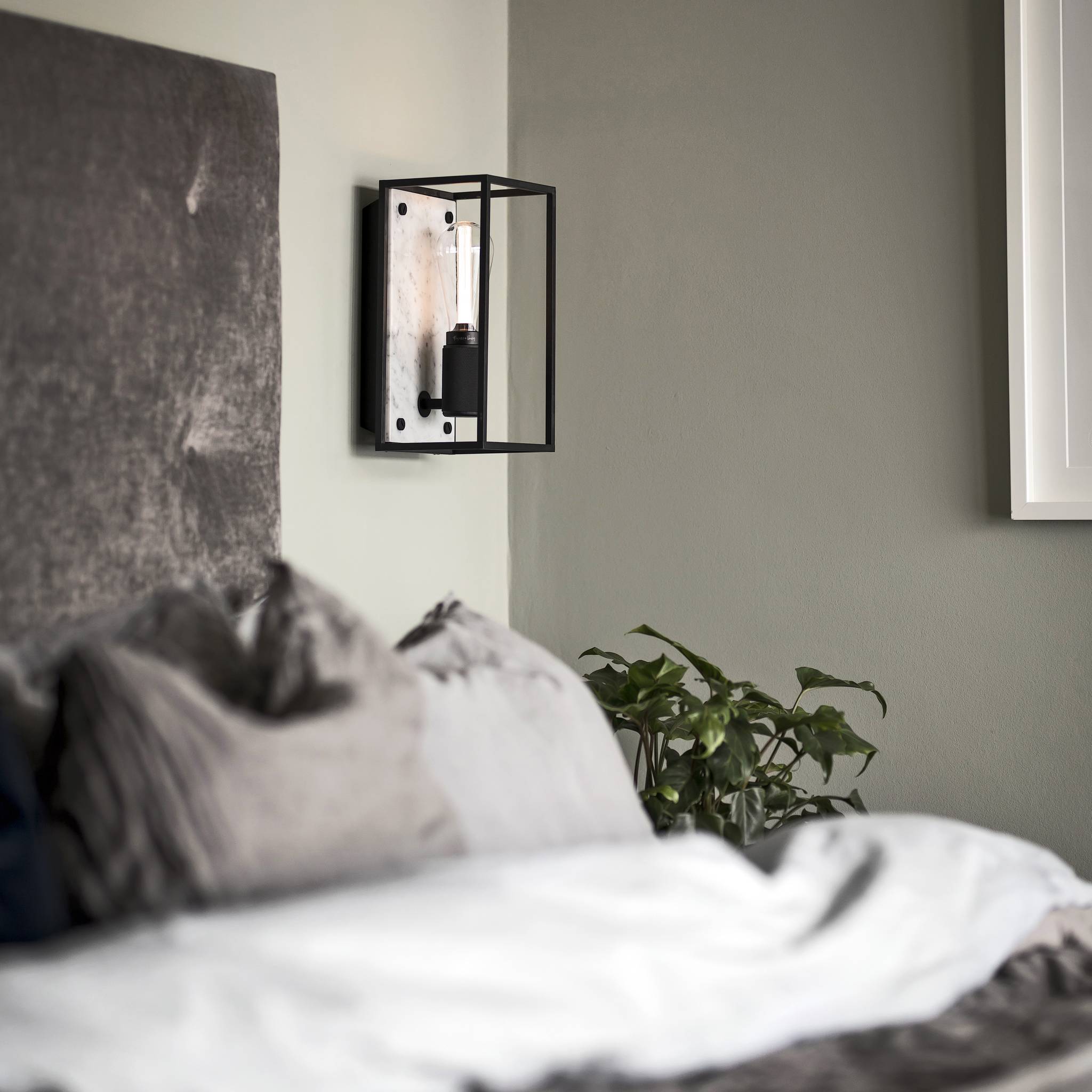 CAGED WALL / MEDIUM / CROSS