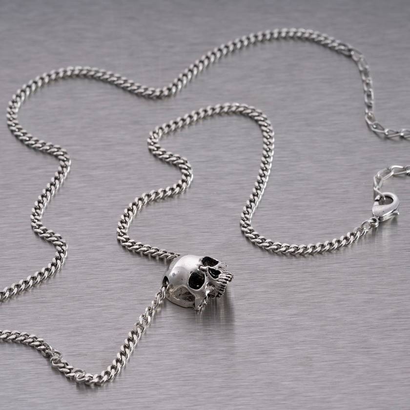 SKULL NECKLACE / TRAVIS BARKER
