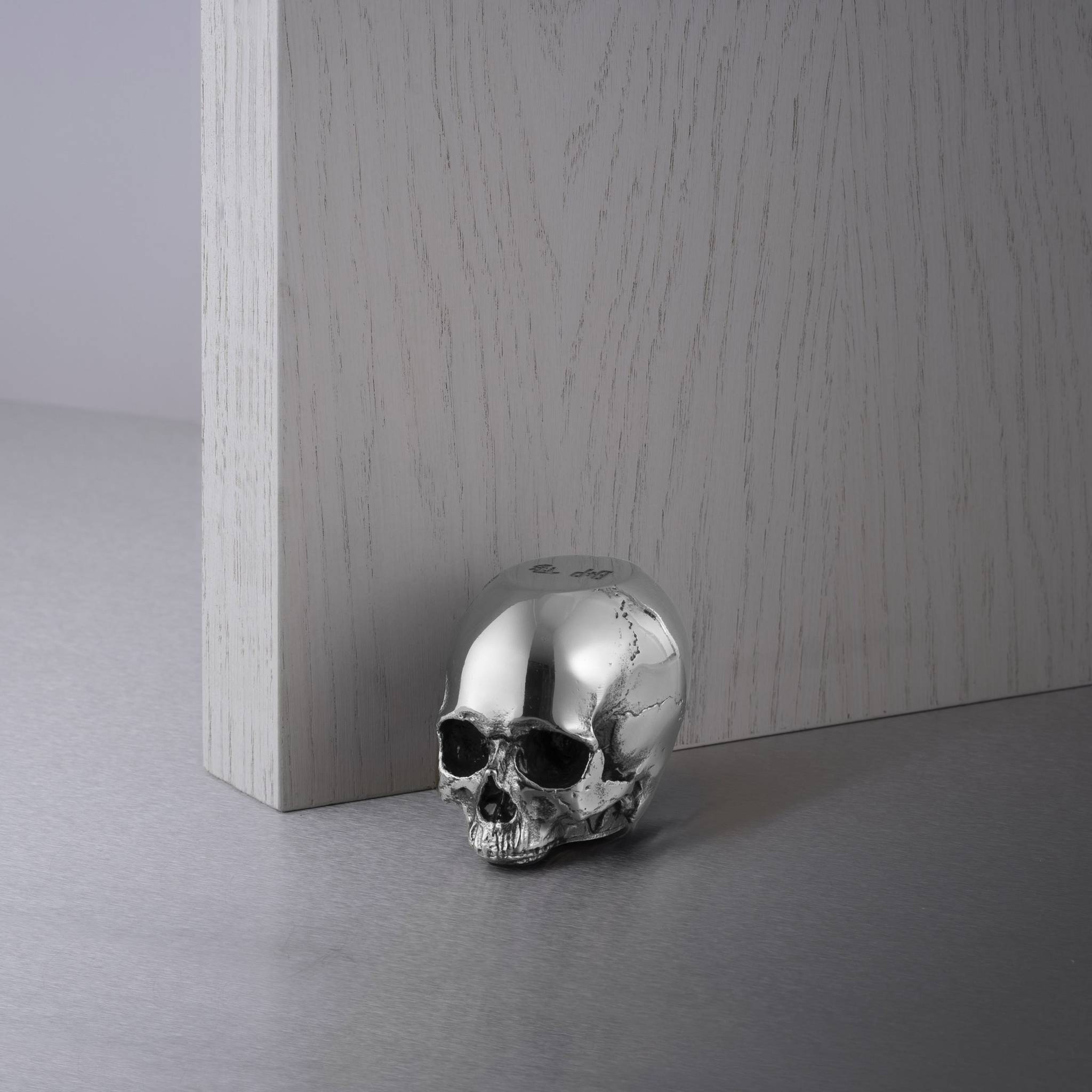 SKULL DOOR STOP / TRAVIS BARKER
