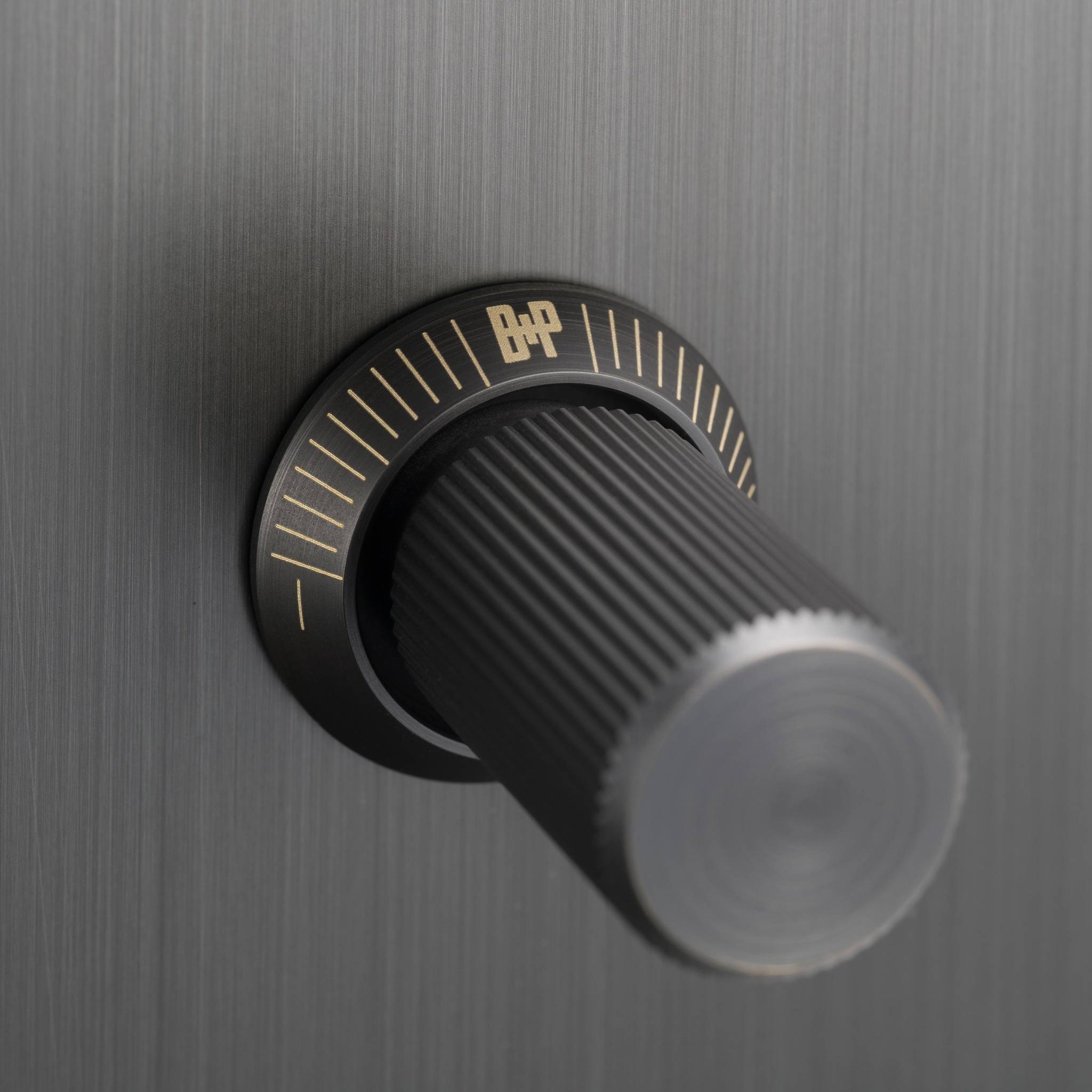 1G DIMMER / VERTICAL / 250W RETRACTIVE / LINEAR