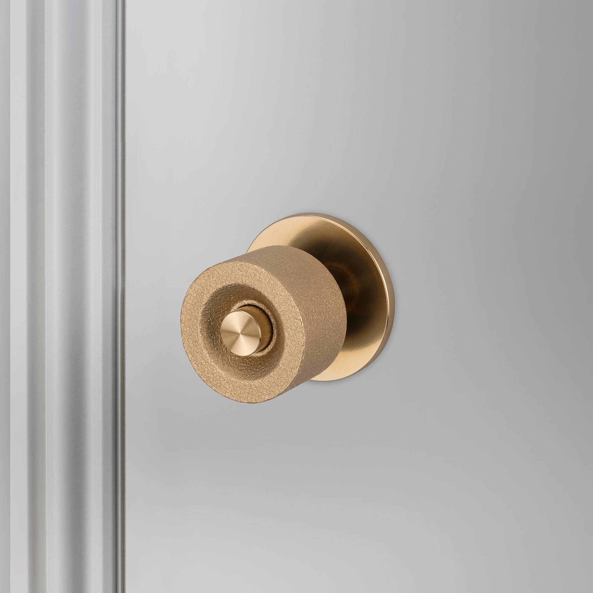 DOOR KNOB SET / CAST / LATCH INCLUDED