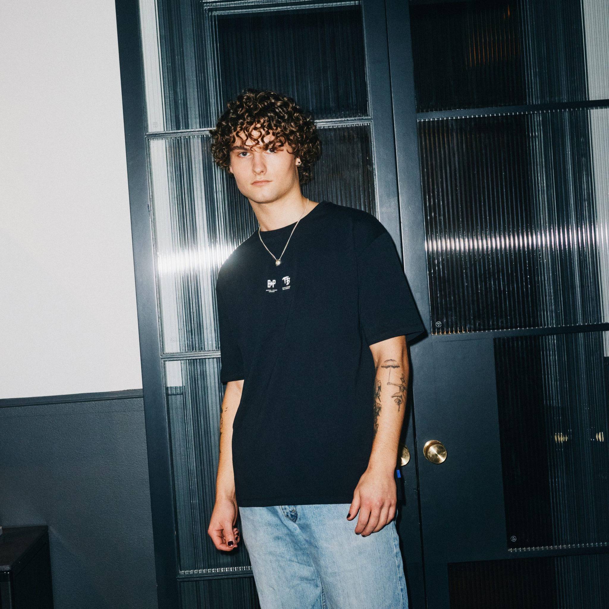 T-SHIRT / SHORT SLEEVED / TRAVIS BARKER